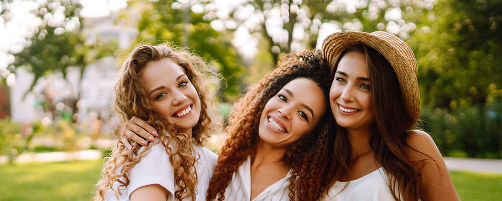 3 נשים עם שיער חלק, שיער גלי, שיער מתולתל לפני מסכת שיער מומלצת